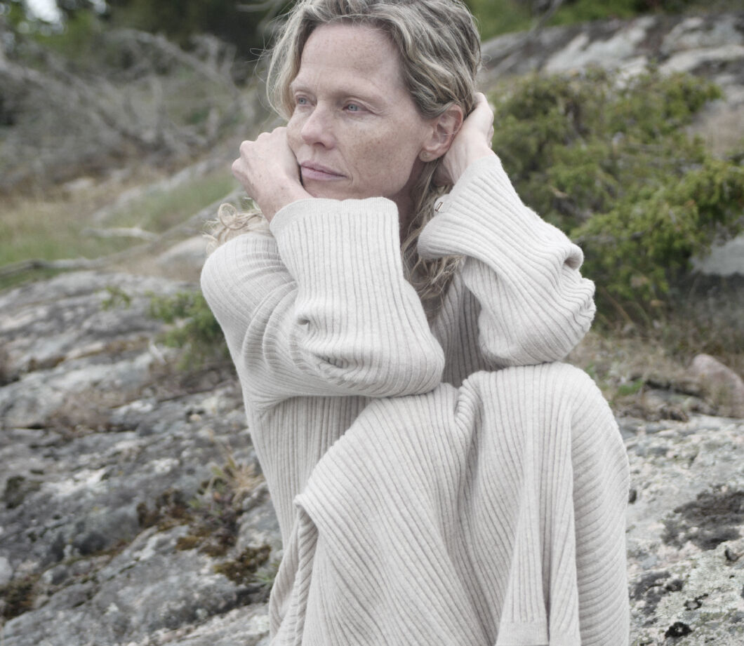 ヘルノ HERNO ☆ 花柄 刺繍 タイトスカート 42 イタリア製 ホワイト ヘルノ HERNO ☆ 花柄 刺繍 タイトスカート 42 イタリア製 ホワイト