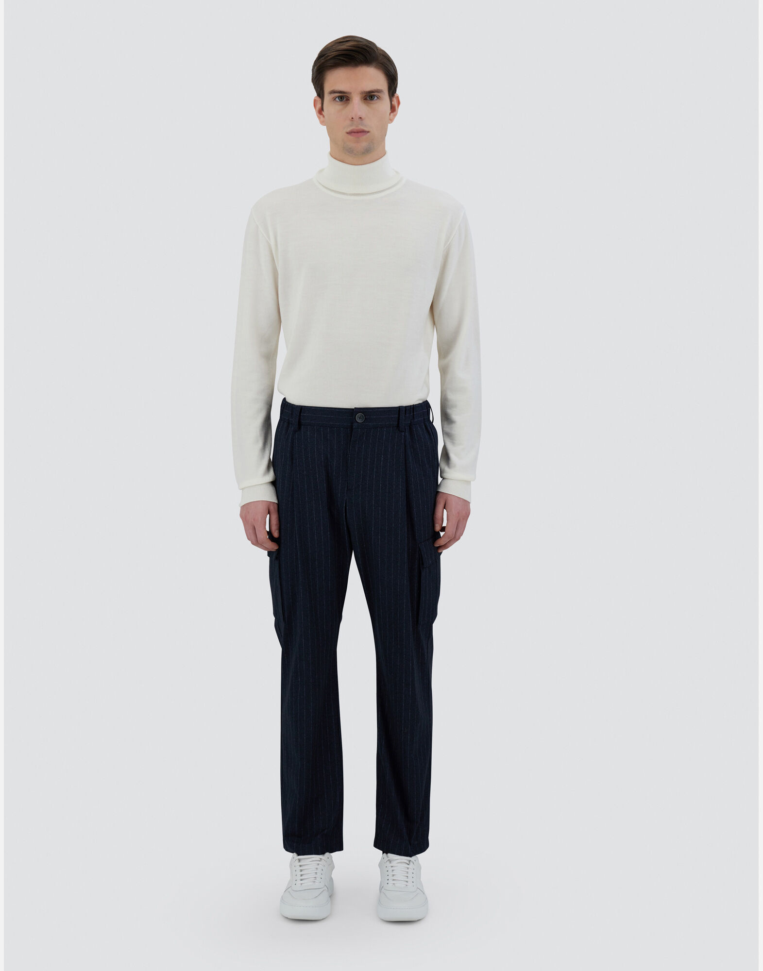 国内配送【HERNO】ピンストライプ テーパード パンツ PT000061U12649_9200_0.jpg?sw=